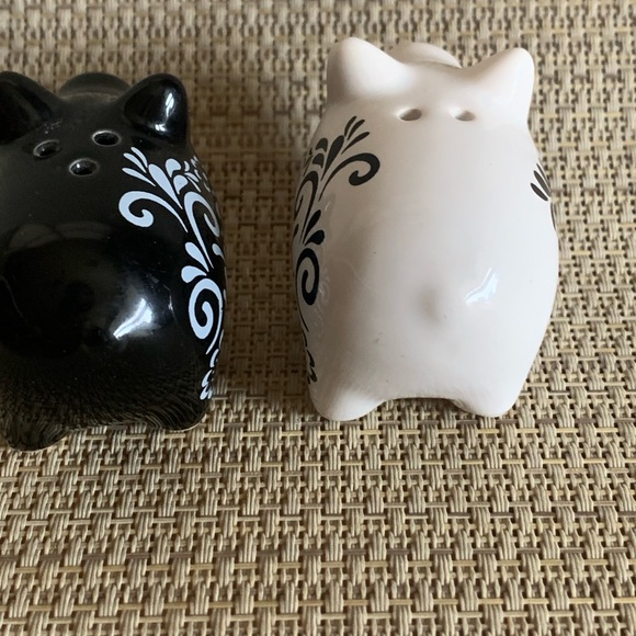 Black and White Pig Salt and Pepper Shakers - Picture 5 of 10